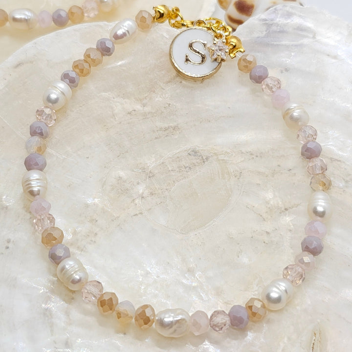 Armband mit Crystal und Zuchtperlen sowie Buchstabenanhänger "S"