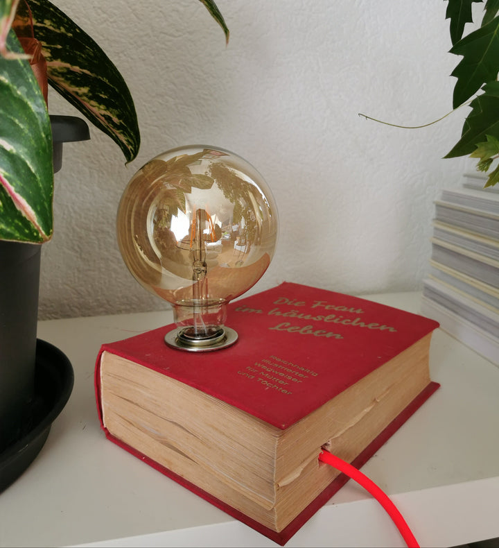 Upcycling-Buchlampe – ein einzigartiges Lichtobjekt für Buchliebhaber